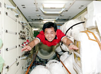STS-92ミッションでの若田宇宙飛行士（提供：NASA）